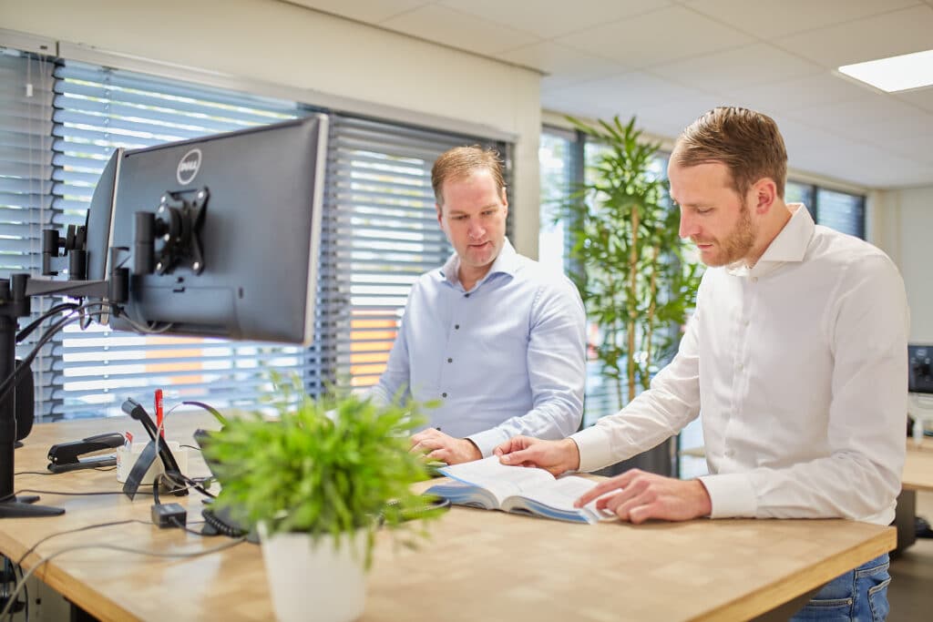 Engineers aan het overleggen over technische aspecten